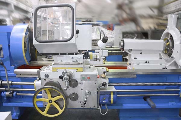 Загальний вигляд токарно-гвинторізного верстата 1М63 1М63 Загальний вигляд токарно-гвинторізного верстата